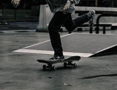 IM体育App下载-F1新赛季揭幕战硝烟未散，马德里竞技淘汰赛力克切尔西，体育世界的双重奏