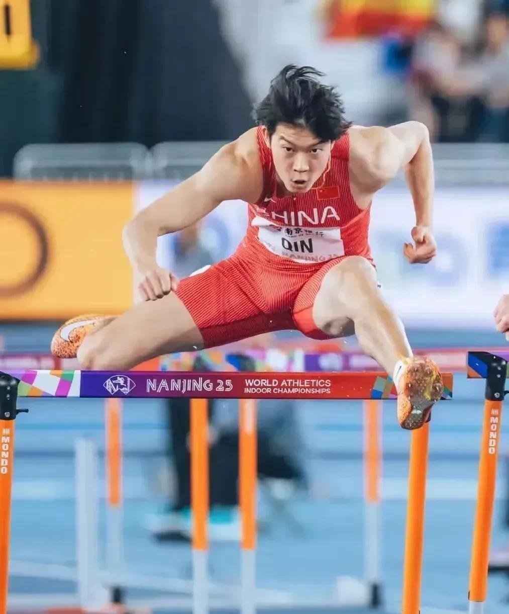 IM体育动画直播通道-运动员们在比赛中奋勇争先,拼尽全力