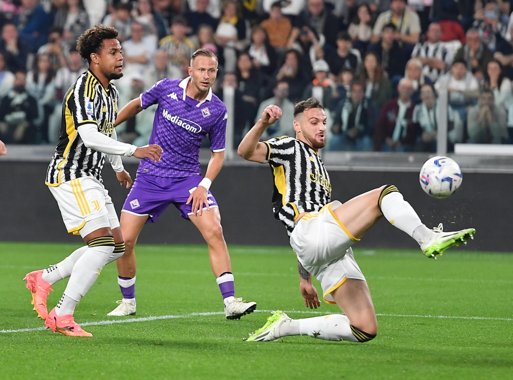 IM体育社区互动入口-尤文图斯前锋爆发进球，帮助球队取得胜利