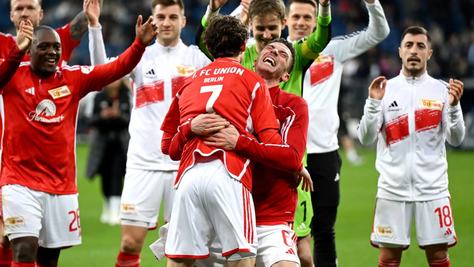 IM体育网页版登录入口-柏林联队球迷组织庆祝球队胜利