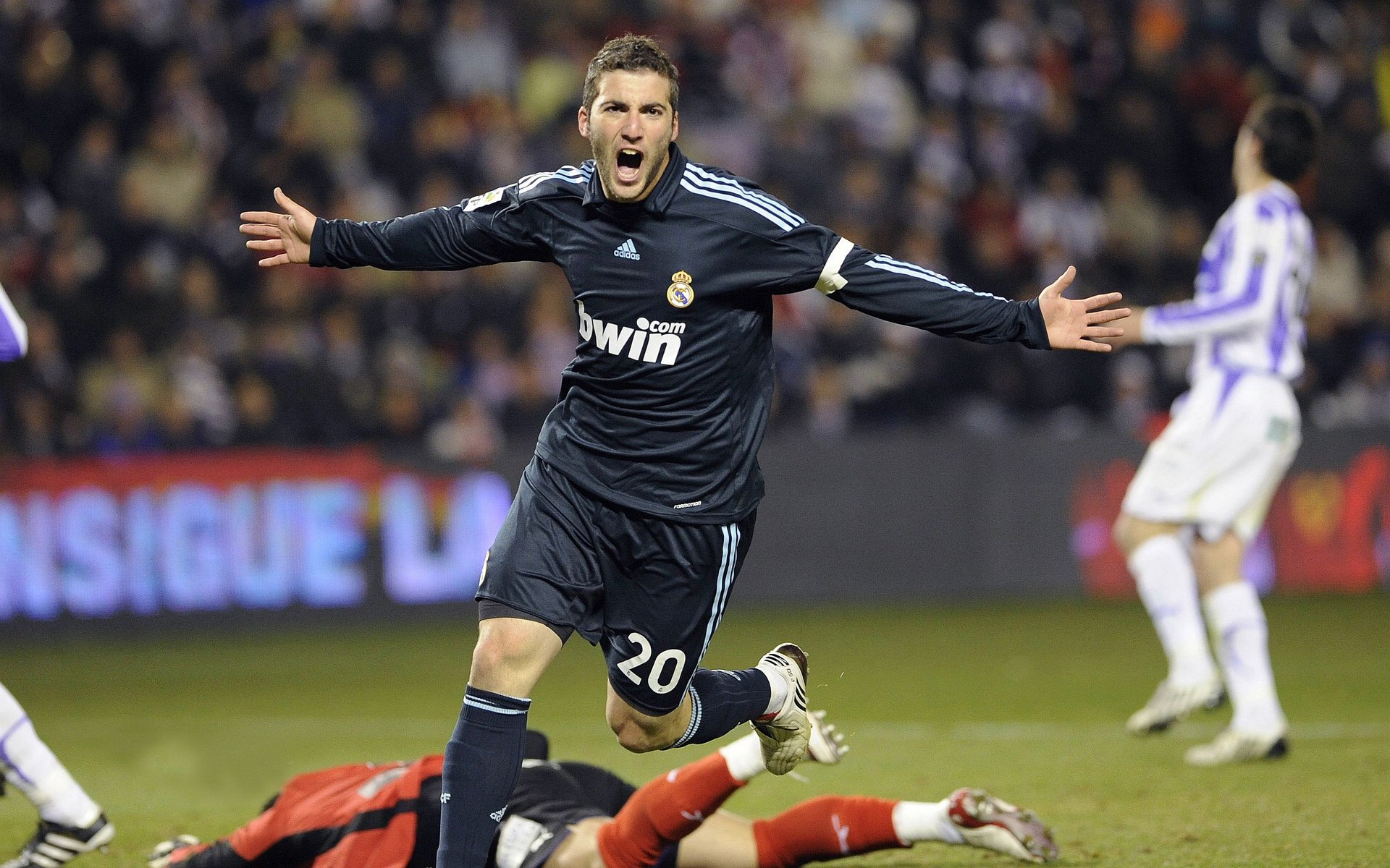 IM体育官方平台-战术博弈的艺术，巴斯托尼如何一手掌控比赛走势，那不勒斯打穿利物浦的战术密码